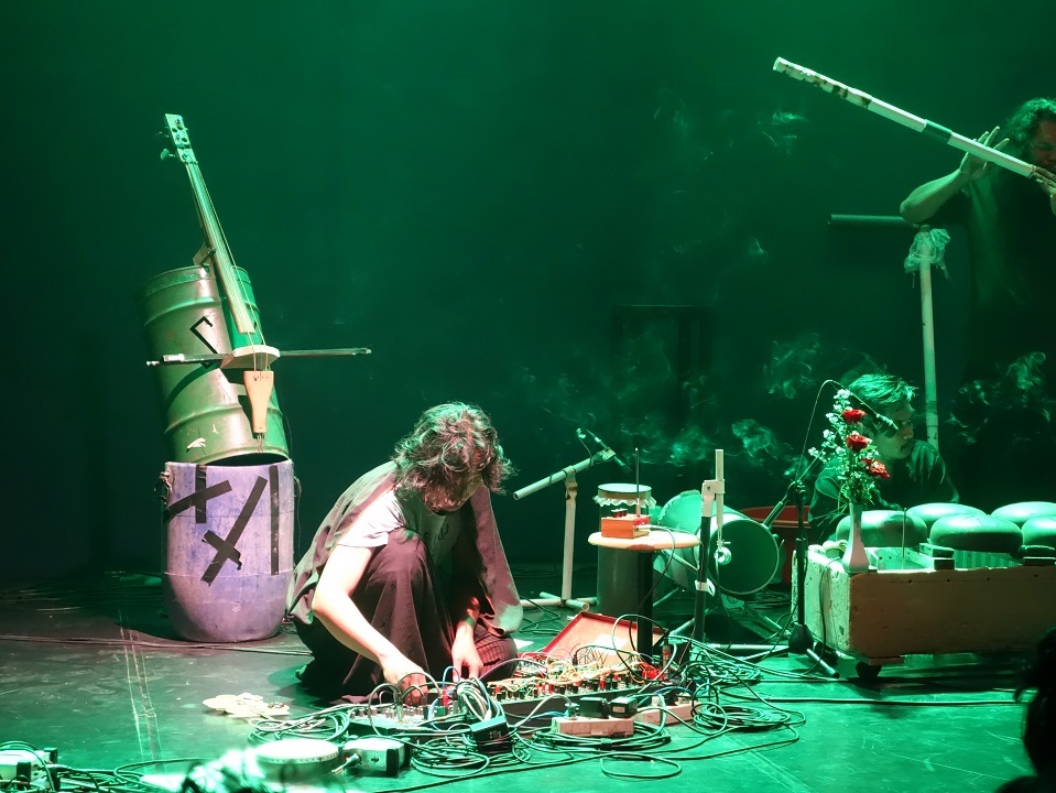 Experimentální vystoupení noise hudby s intenzivním osvětlením