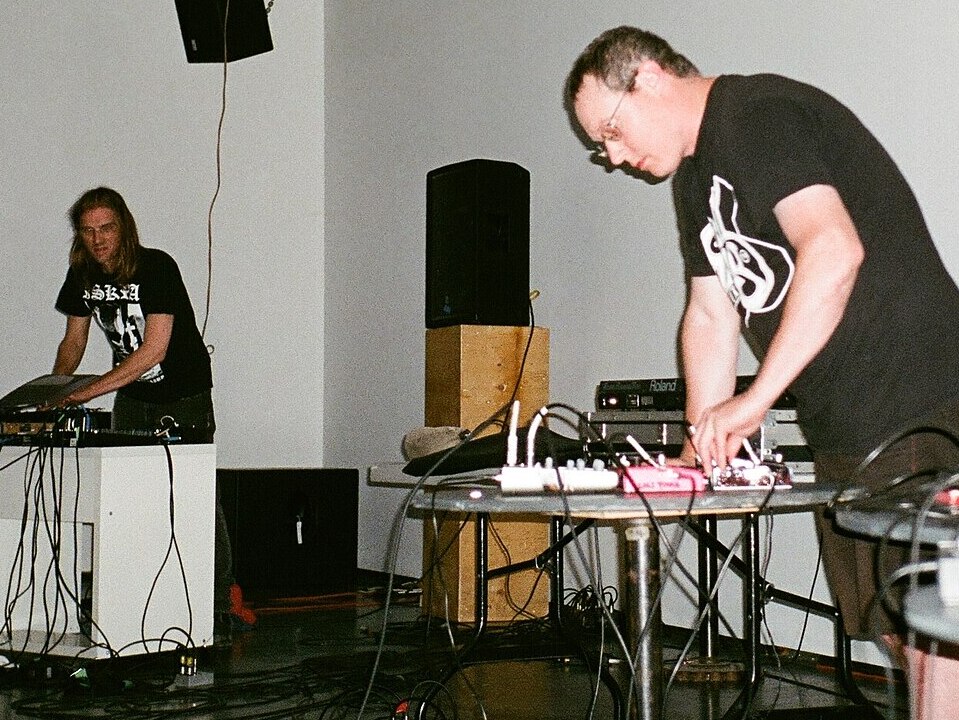 Hudebníci při live vystoupení noise hudby